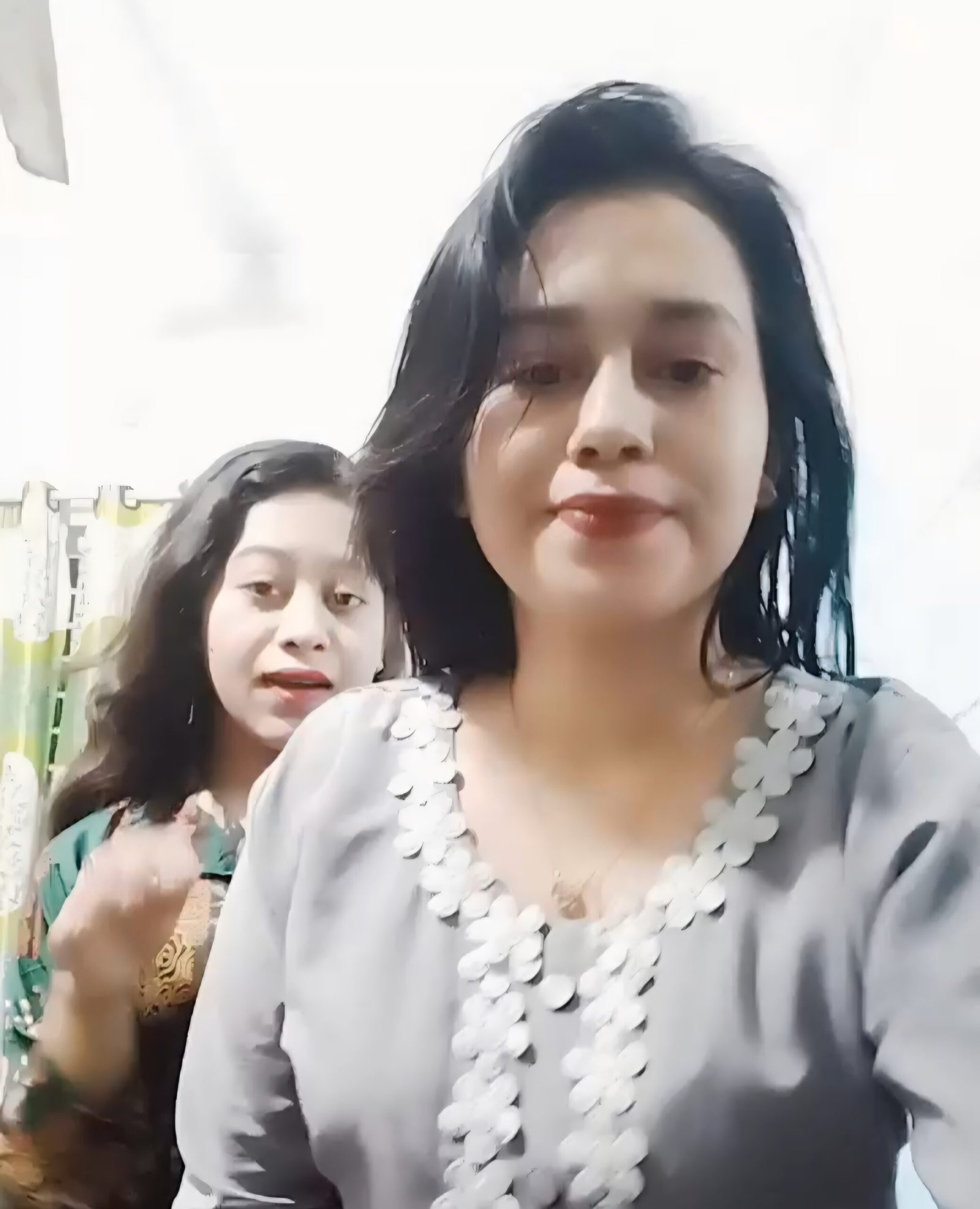 এই দুই বোনের ভাইরাল ভিডিও লিংক