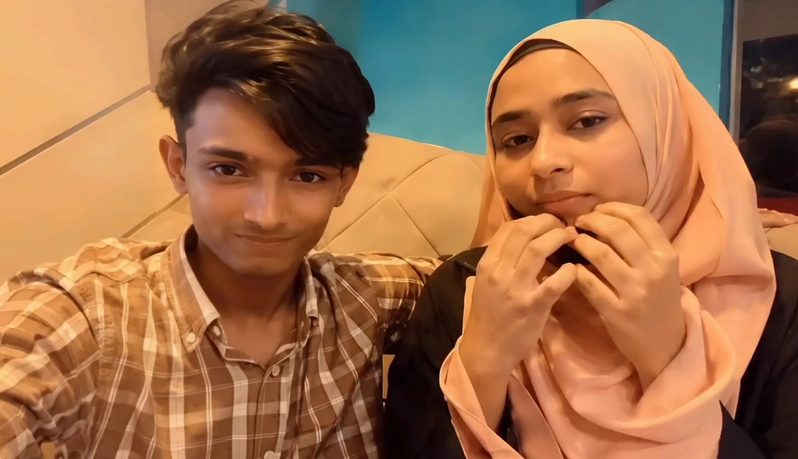 সিনিয়র আপু হলে ব্যাপারটাই একদম আলাদা। 👀
